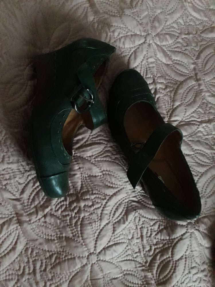 Hoher dunkelgrüner Schuh