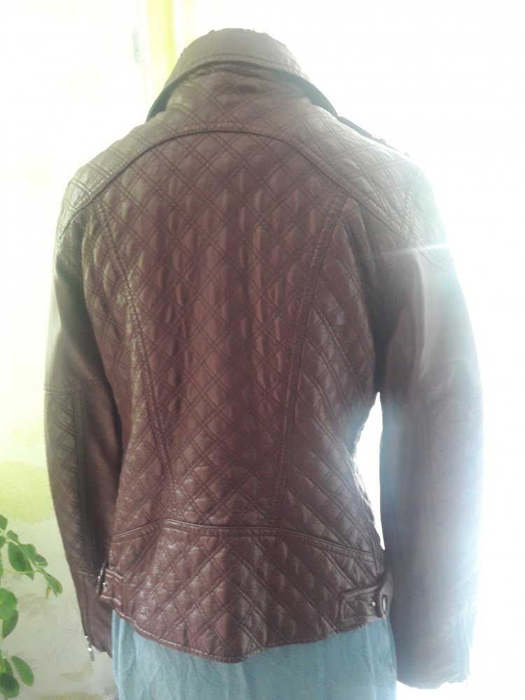 Weinrote Kunstlederjacke