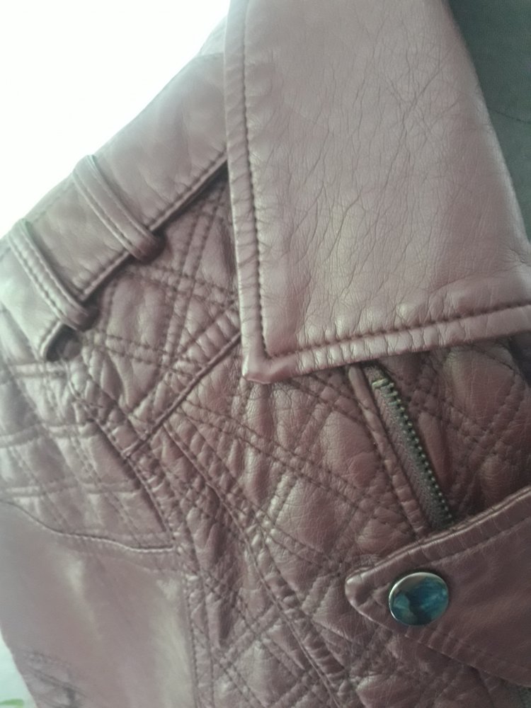 Weinrote Kunstlederjacke