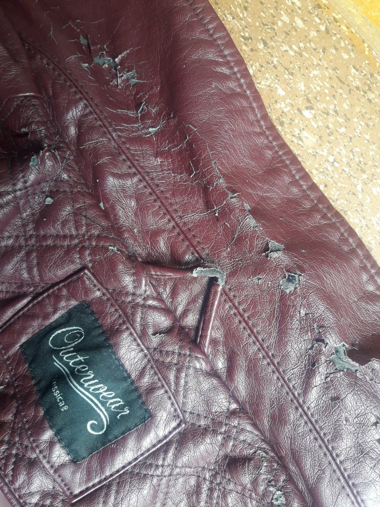 Weinrote Kunstlederjacke