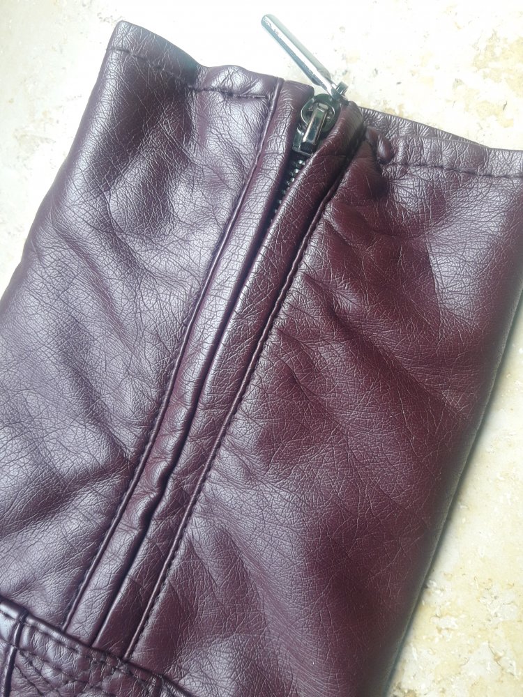 Weinrote Kunstlederjacke