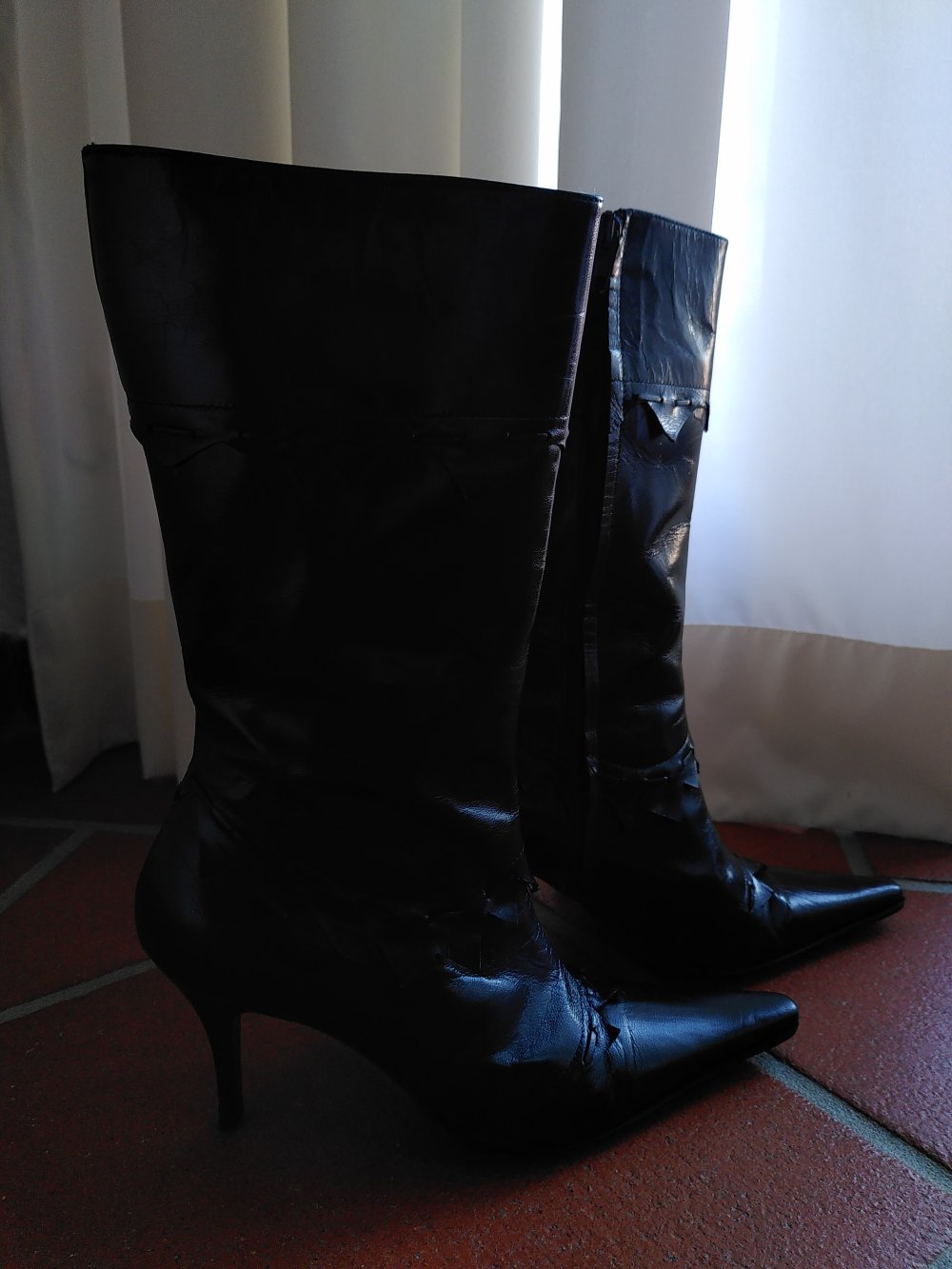 Schwarze spitze Echtleder Stiefel