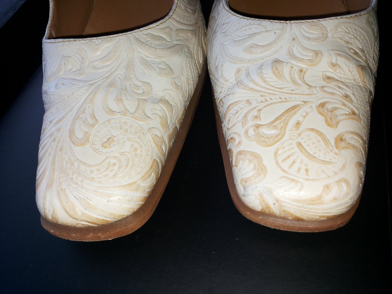 Pumps mit Blumenranken von Tamaris
