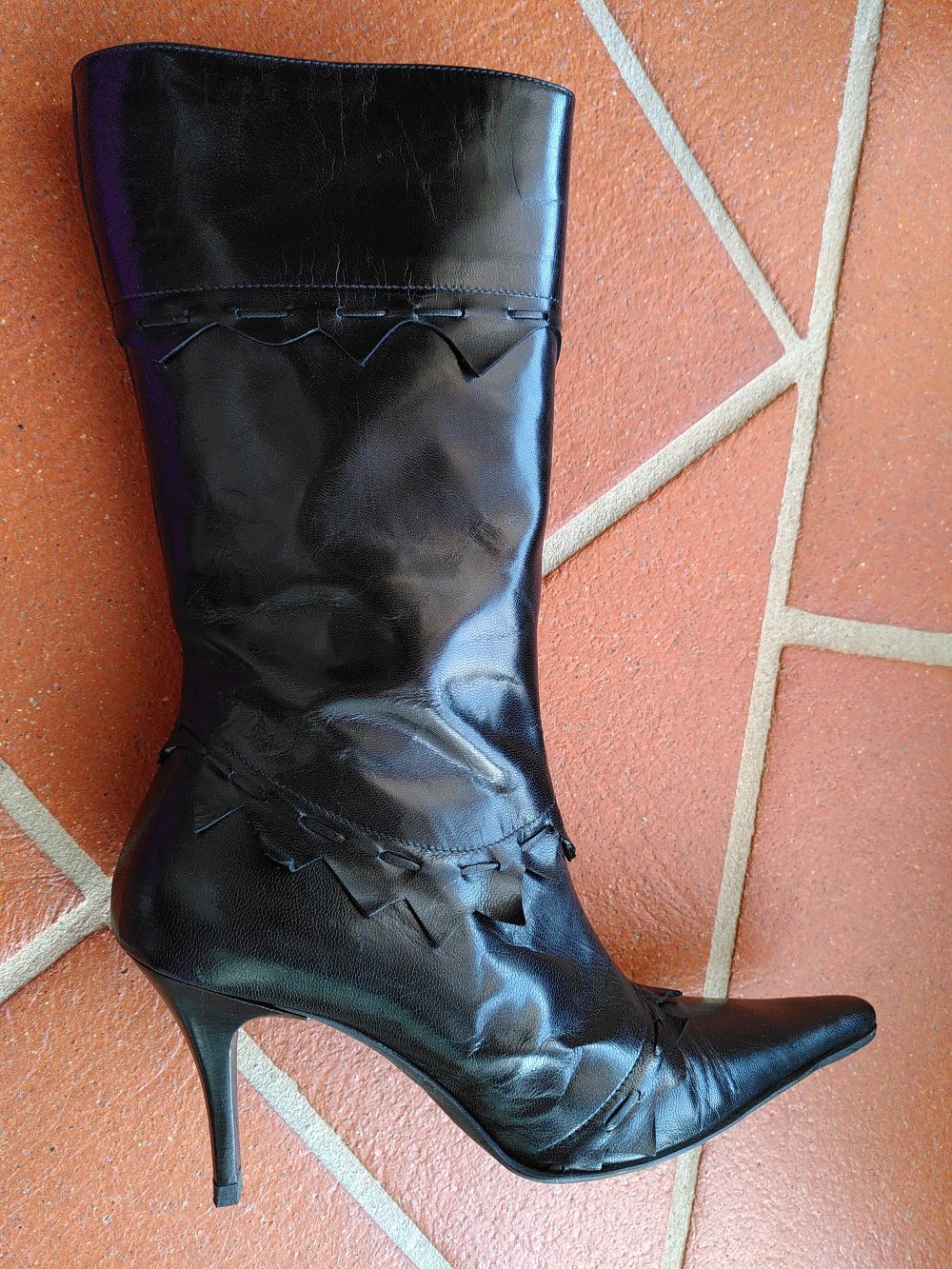 Schwarze spitze Echtleder Stiefel