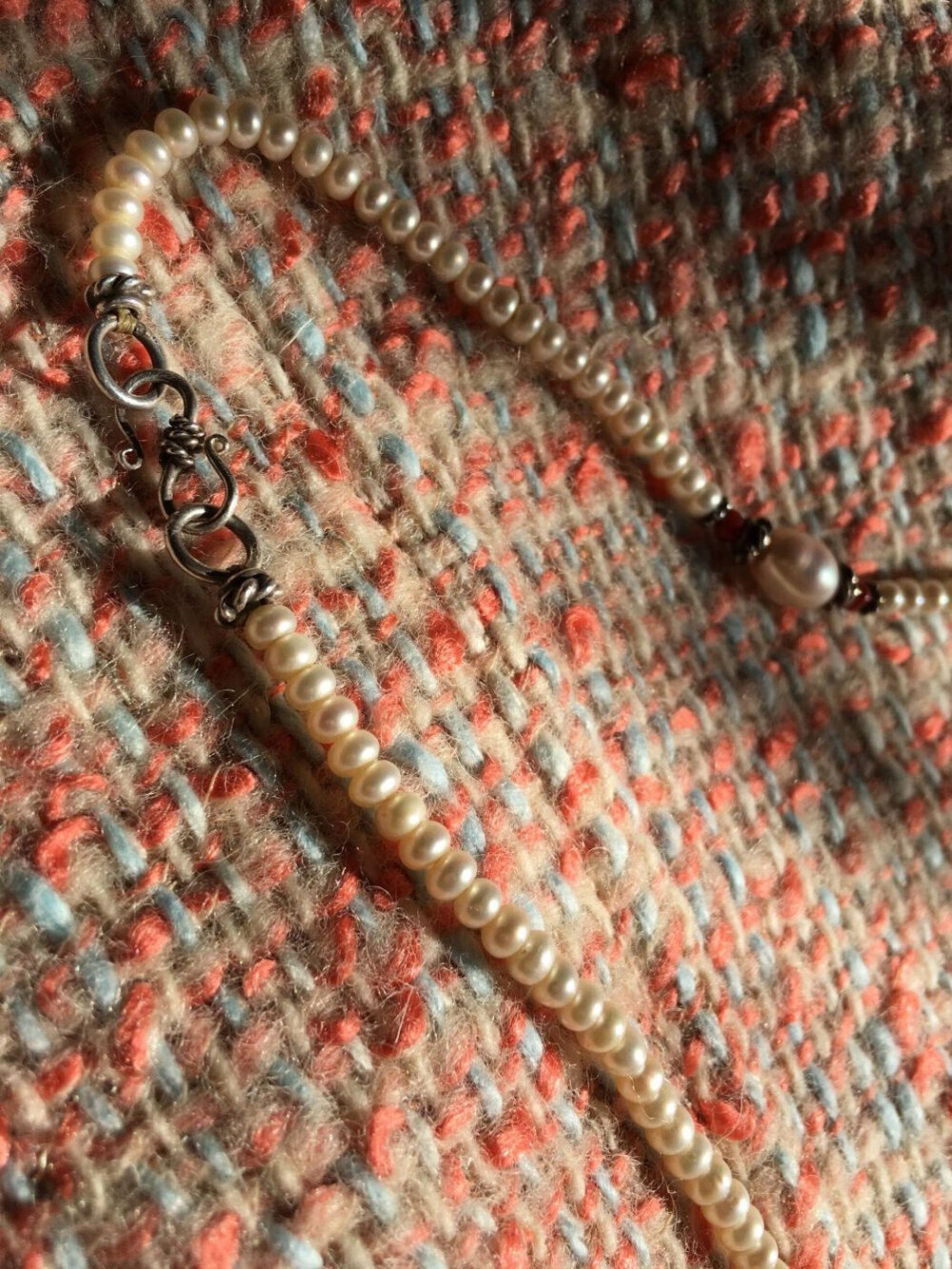 echt SWZ -feine Perlen collier m Coralle, silberschmiedeVerschluß