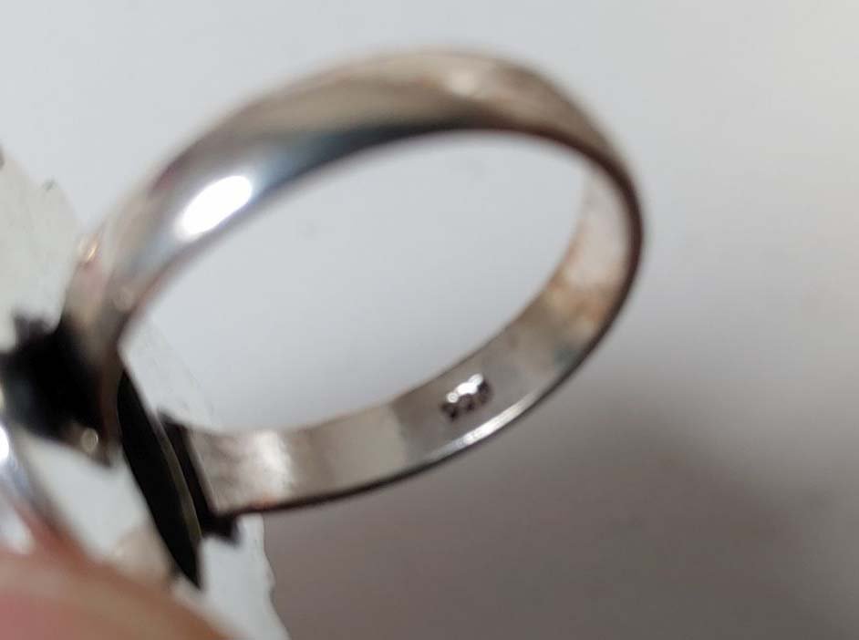 Rin 925, gestempelt mit Stein
