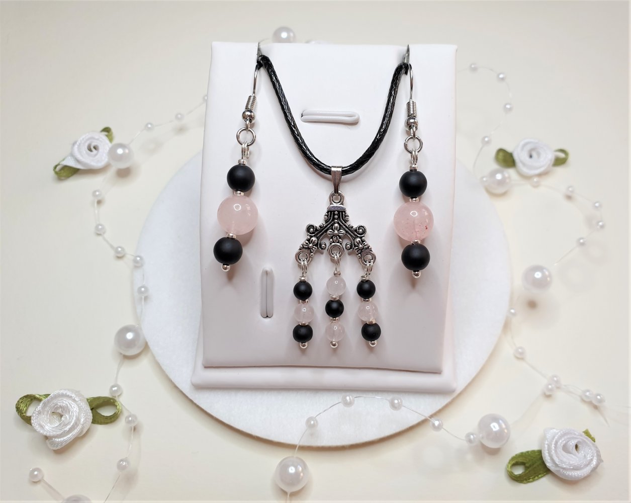 Ausgefallenes Schmuckset mit mattschwarzen Onyxperlen und Rosenquarzperlen