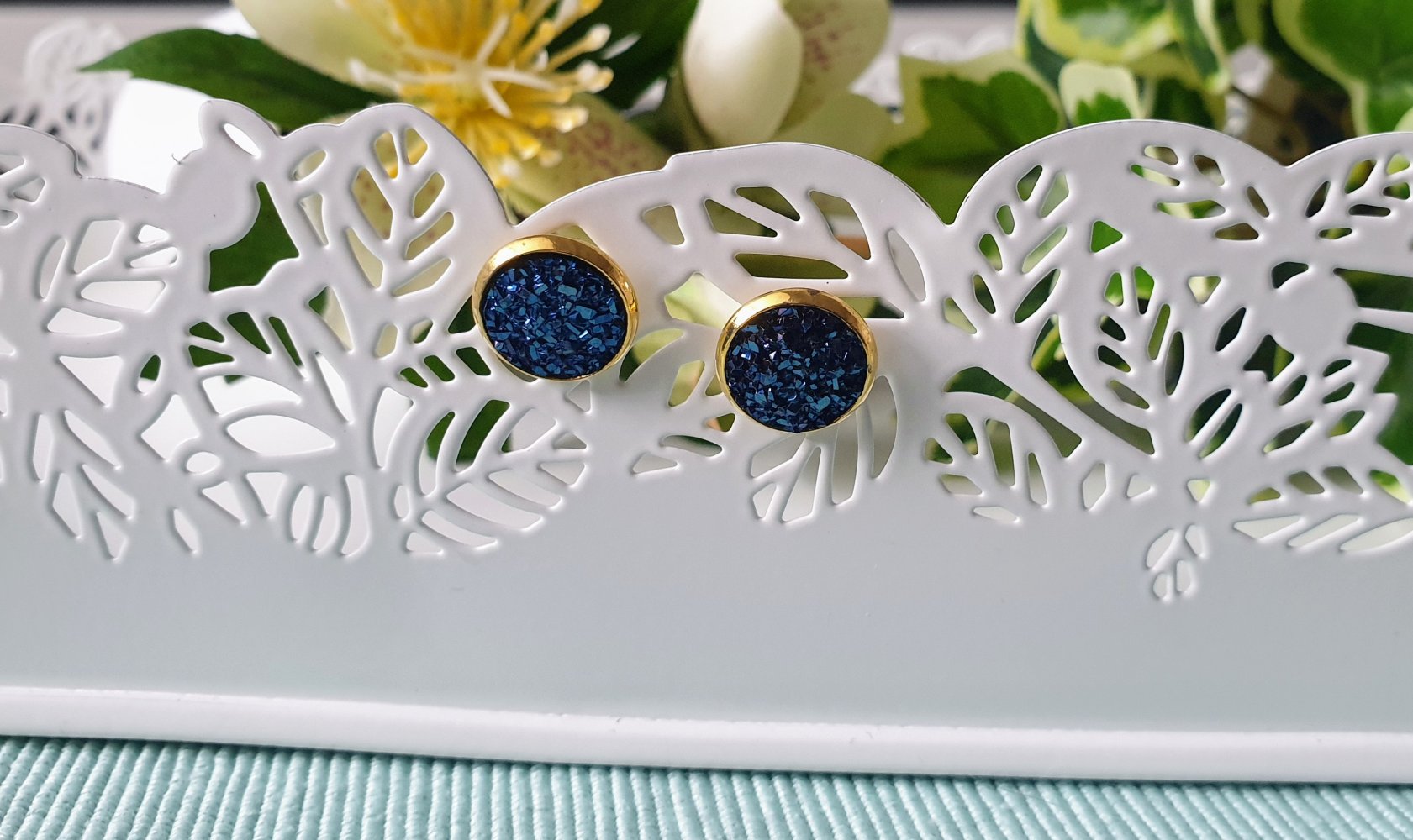 Goldene Ohrstecker mit blauem Glitzercabochon