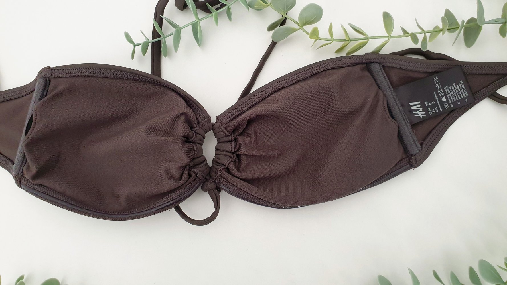 Braunes Bikinioberteil mit Formschalen von H&M 