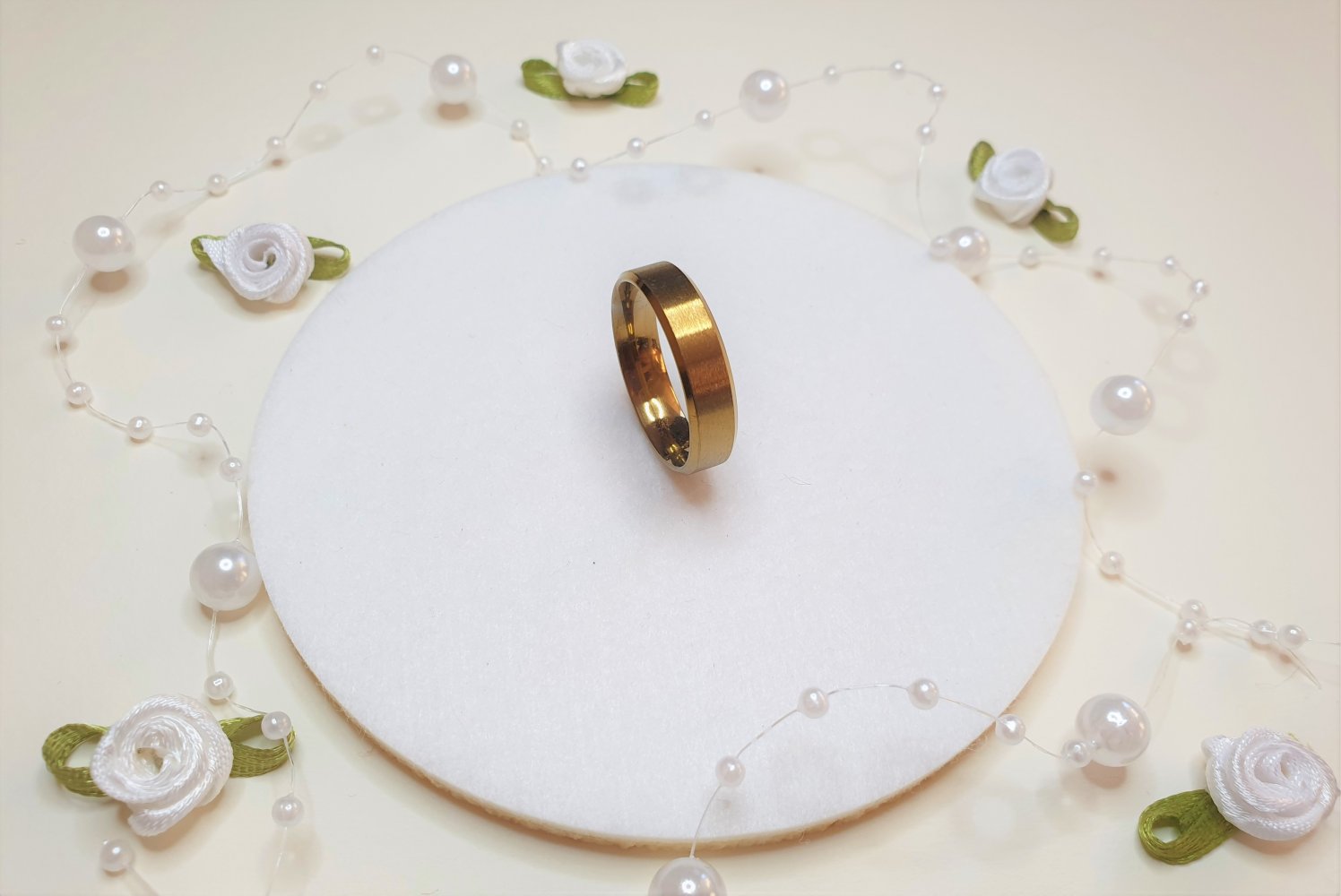 Massiver goldener Titanstahlring Leichte Mattierung außen Breite 6mm 
