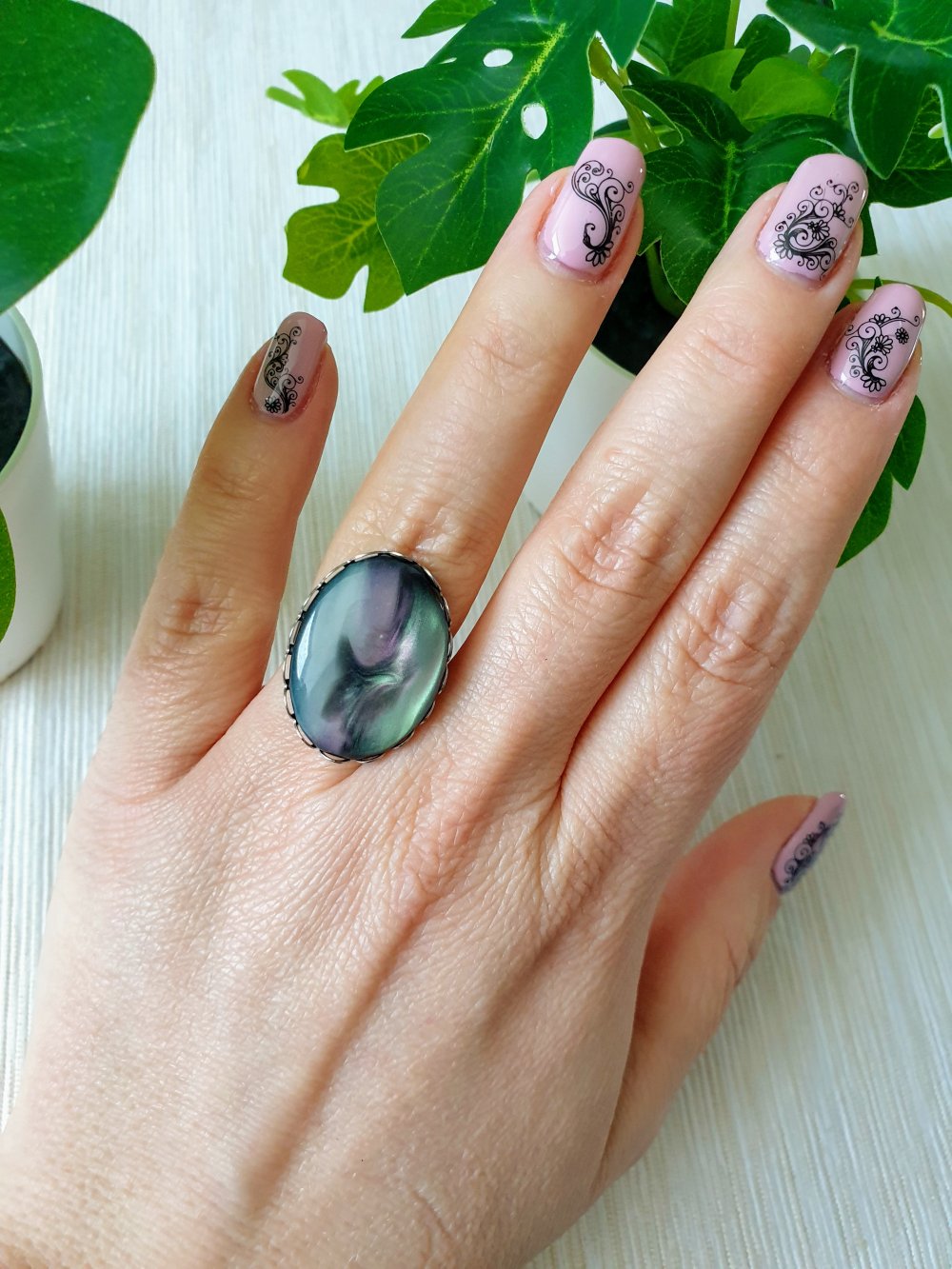 Ausgefallener Ring mit wunderschön schillerndem Galaxy Cabochon 