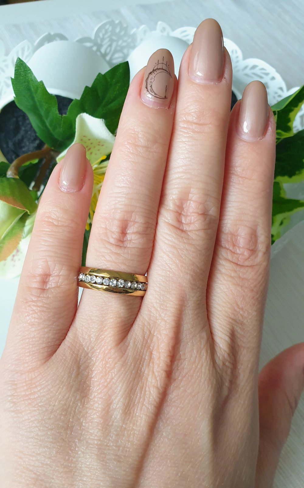 Edler goldener Ring ringsum besetzt mit Zirkonia