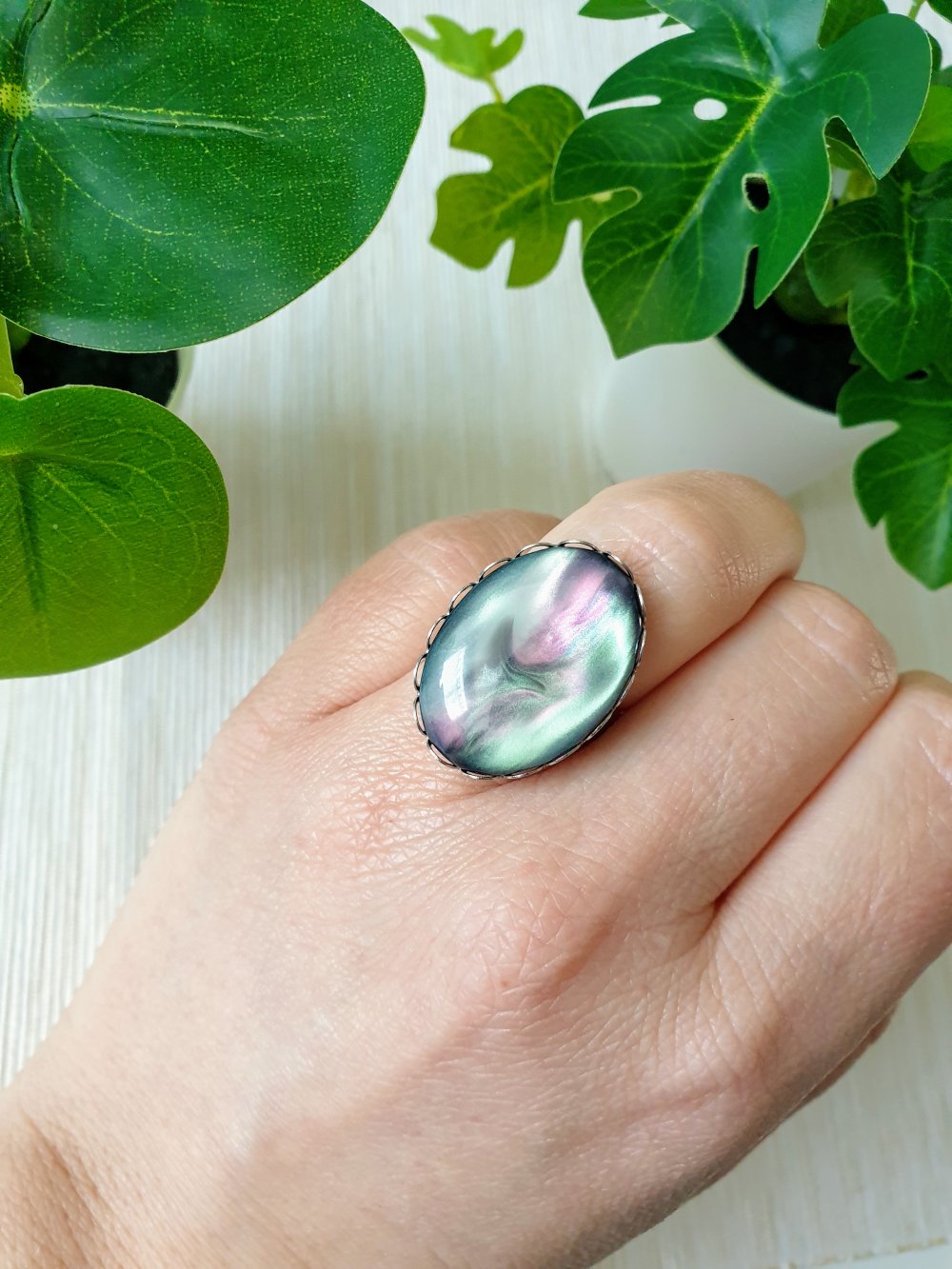 Ausgefallener Ring mit wunderschön schillerndem Galaxy Cabochon 