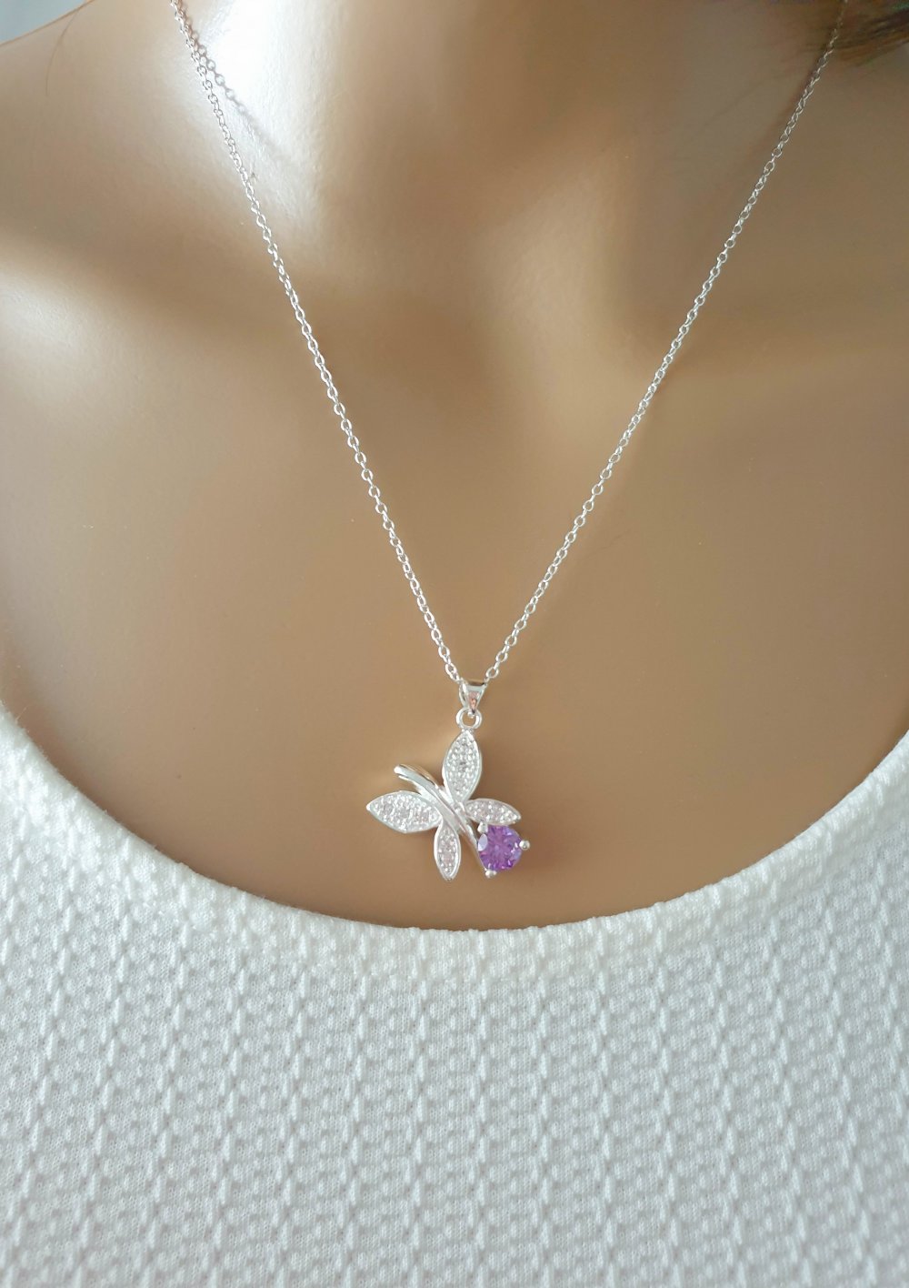 Silberne Schmetterlingskette mit großem lila Zirkonia und kleinen weißen Zirkonia 