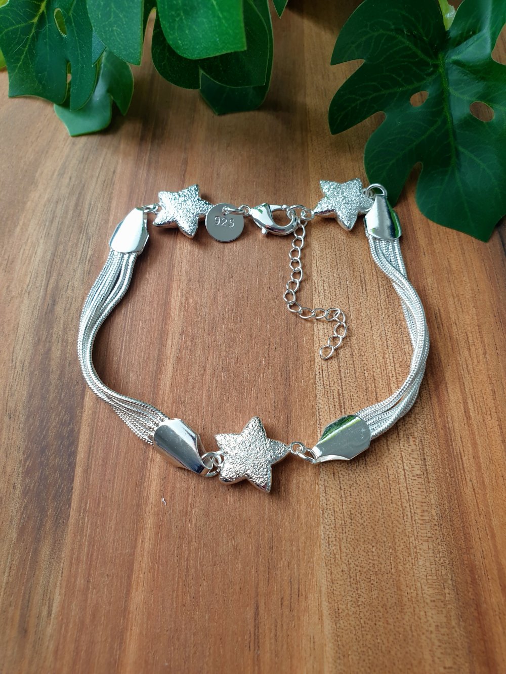 Silbernes Armkettchen mit glitzernden Sternen 
