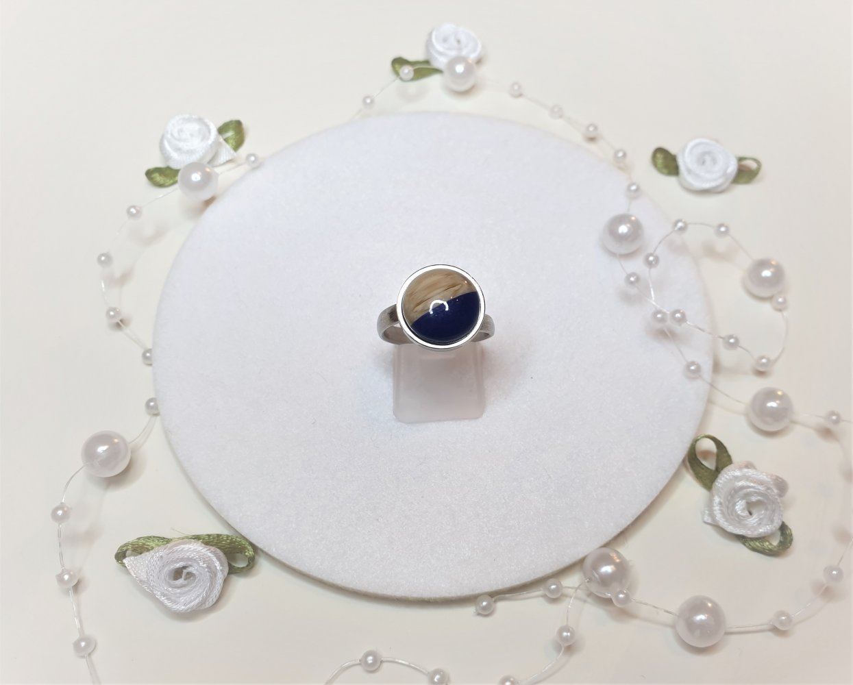 Silberner Ring mit Holz-Resin Cabochon 