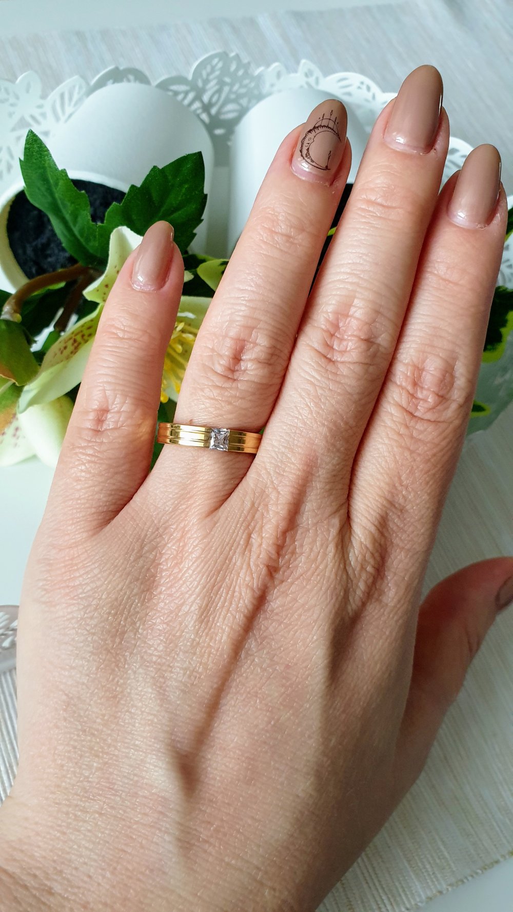 Goldener Ring mit schwebendem Zirkonia