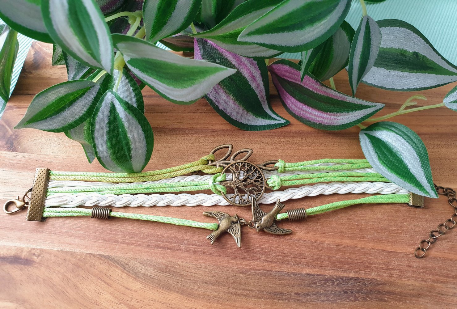 Armband mit hellgrünen Bändern und weißen Echtlederbändern 
