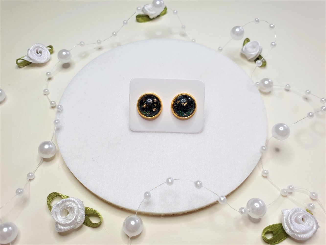 Ausgefallene goldene Ohrstecker im goldenem Galaxy Design