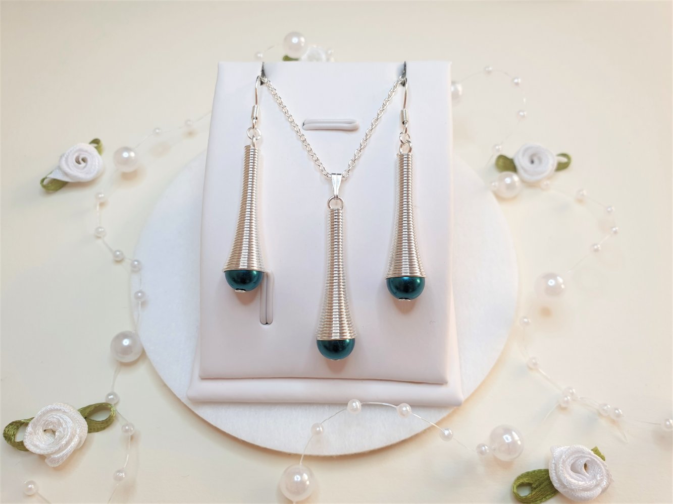 Ausgefallenes silbernes Schmuckset mit metallicgrünen Glaswachsperlen