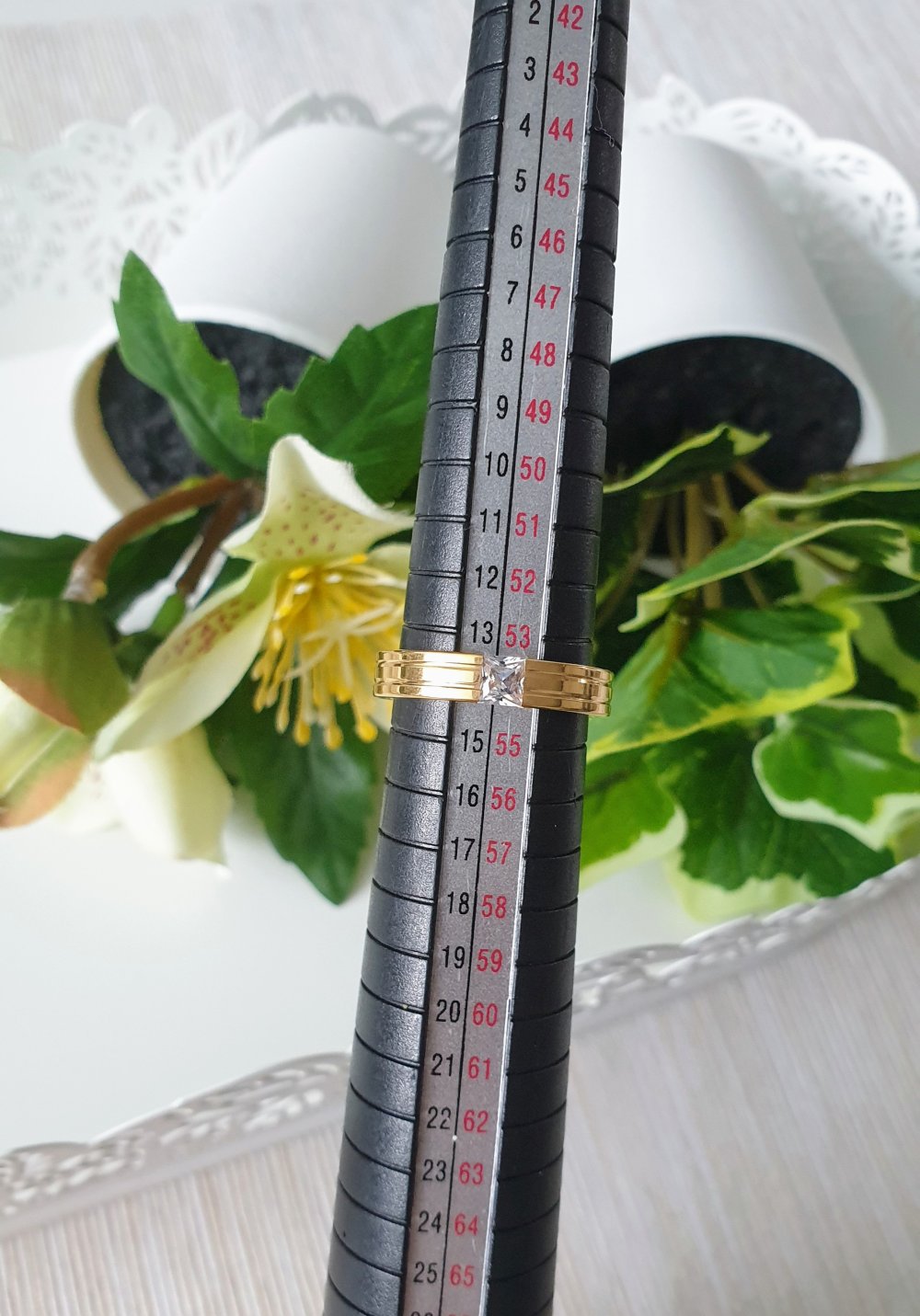 Goldener Ring mit schwebendem Zirkonia