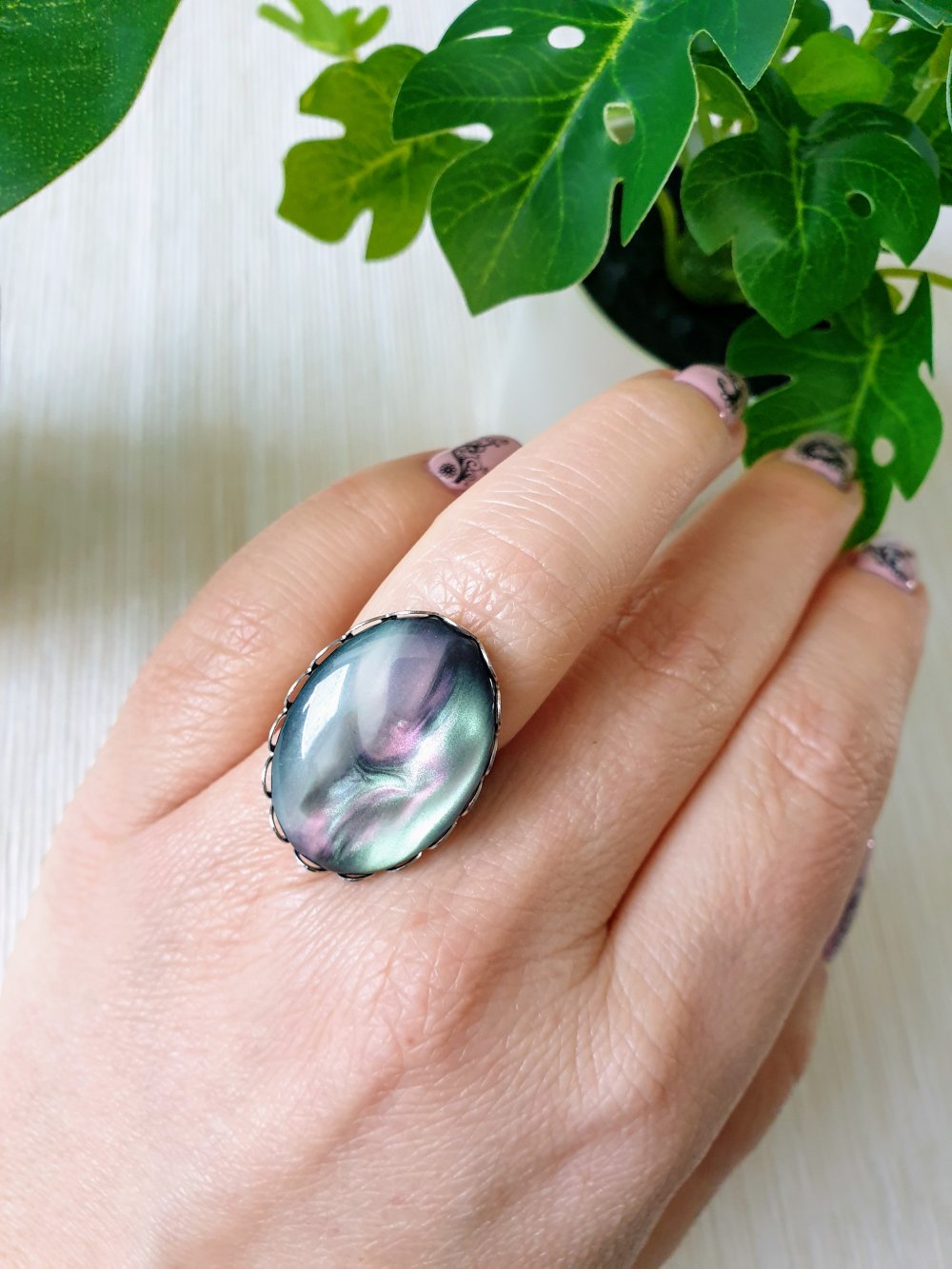 Ausgefallener Ring mit wunderschön schillerndem Galaxy Cabochon 