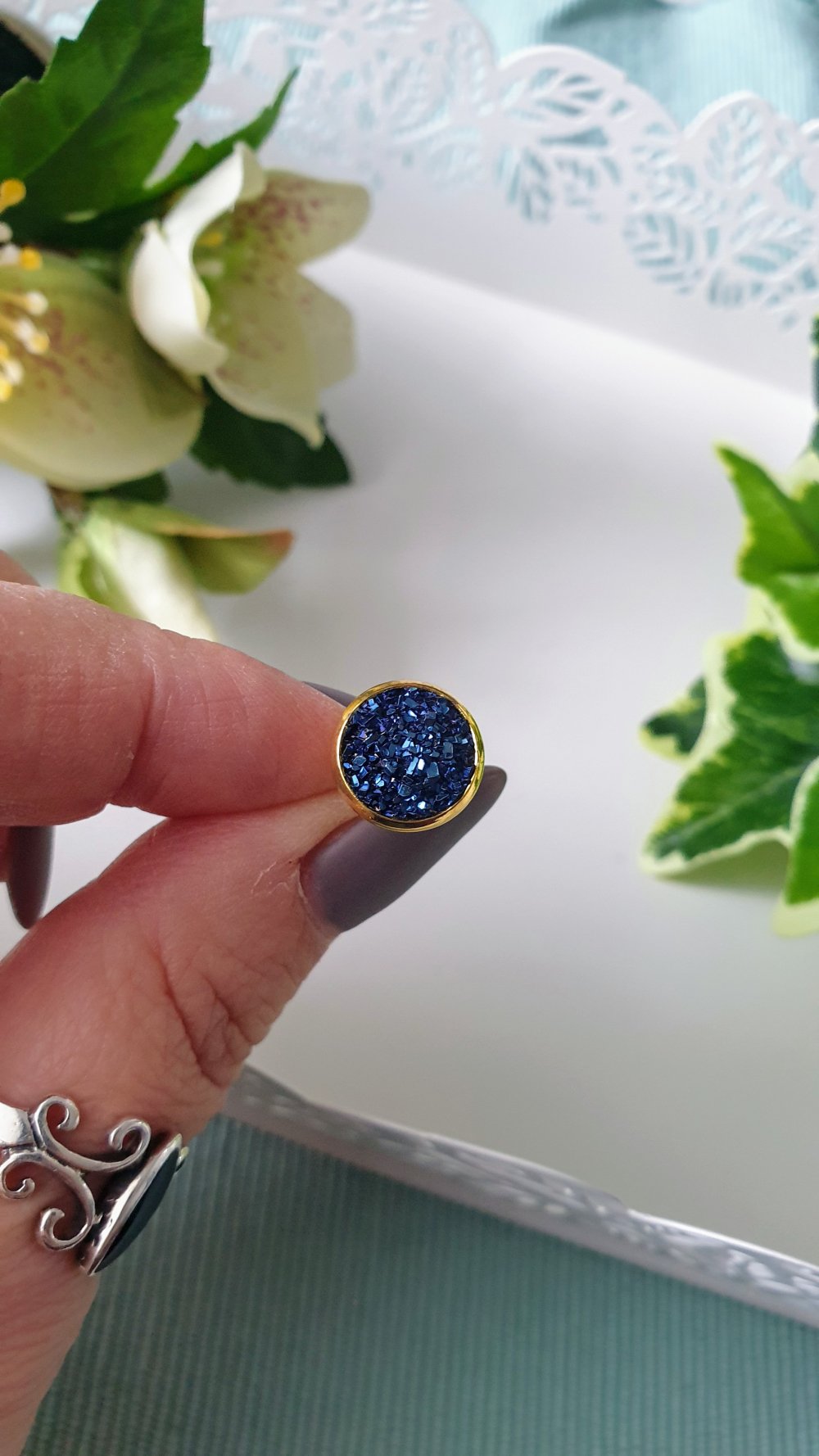 Goldene Ohrstecker mit blauem Glitzercabochon