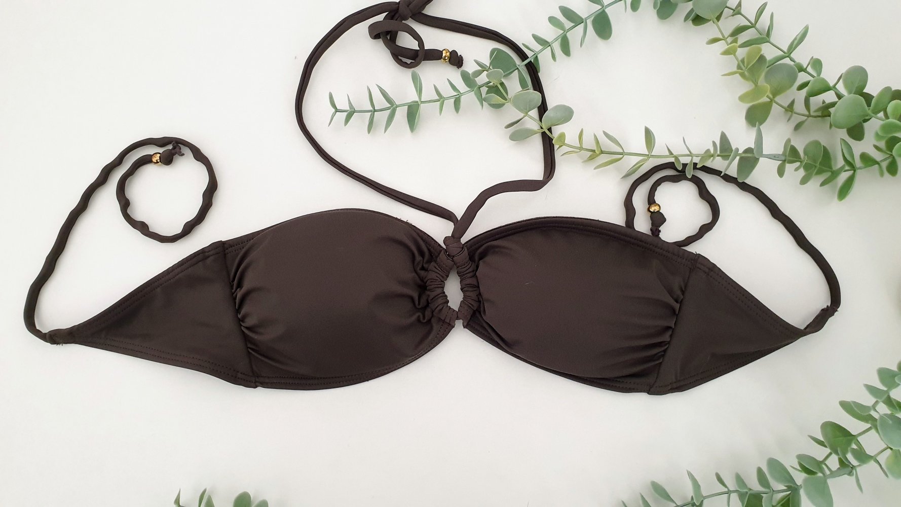 Braunes Bikinioberteil mit Formschalen von H&M 