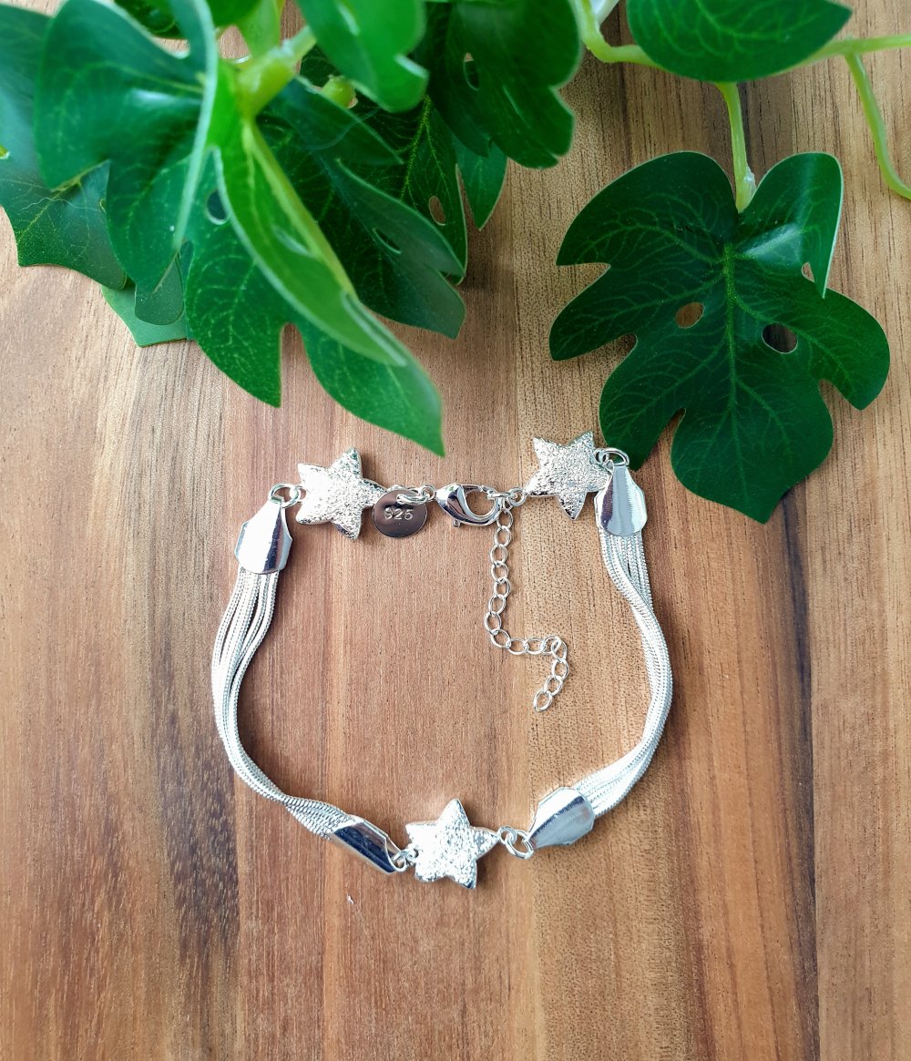 Silbernes Armkettchen mit glitzernden Sternen 