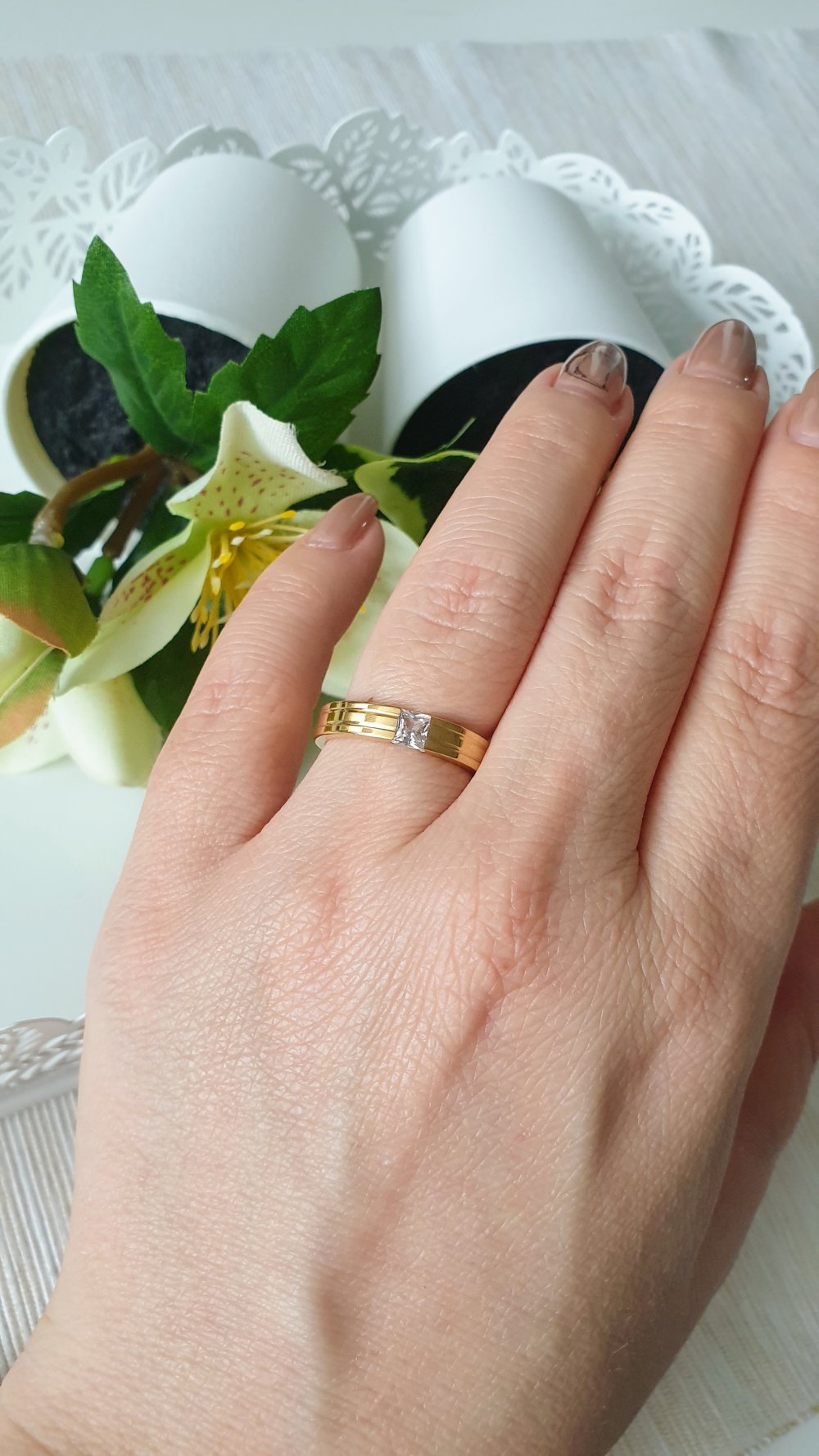 Goldener Ring mit schwebendem Zirkonia