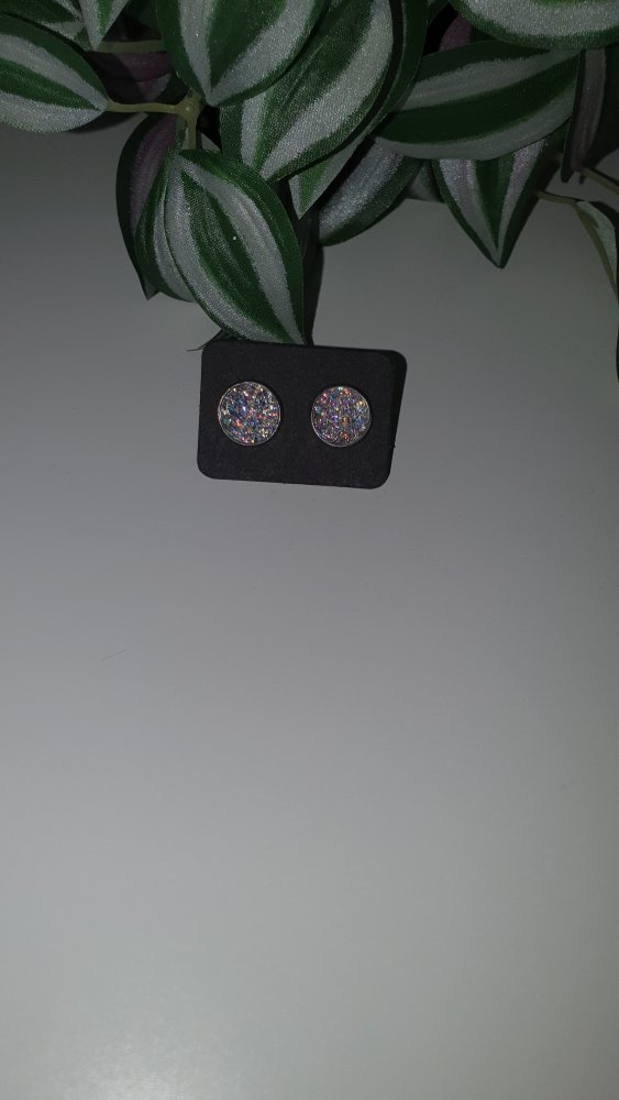 Glitzernde Ohrstecker mit silberner Basis  