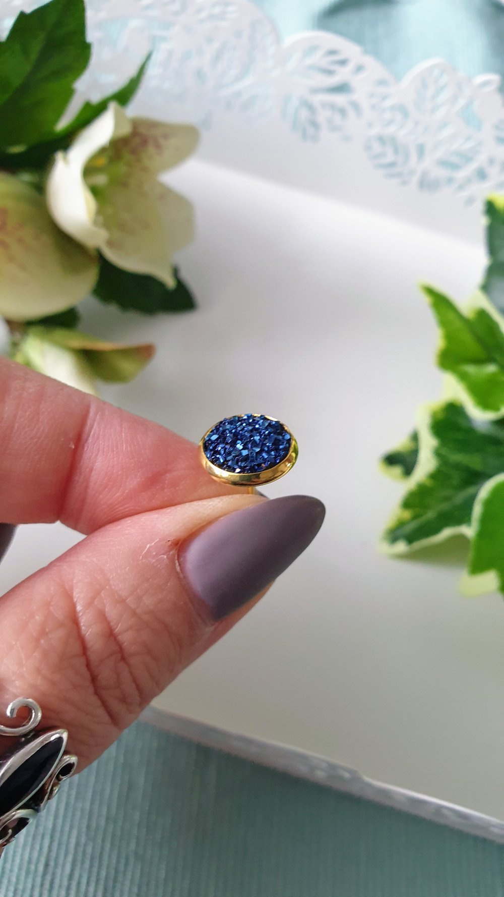 Goldene Ohrstecker mit blauem Glitzercabochon