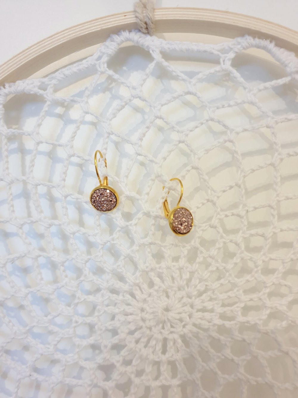Edle goldene Creolen Ohrringe mit rosegoldenem Glitzercabochon