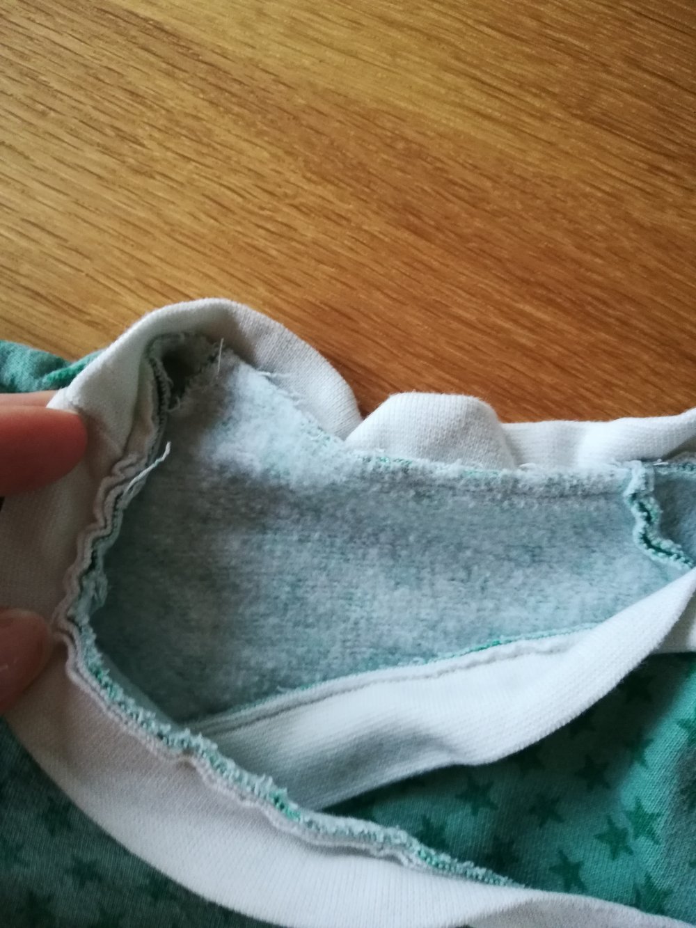 Selbst genähtes Baby Oberteil Langarm Pullover Gr. 68 grün