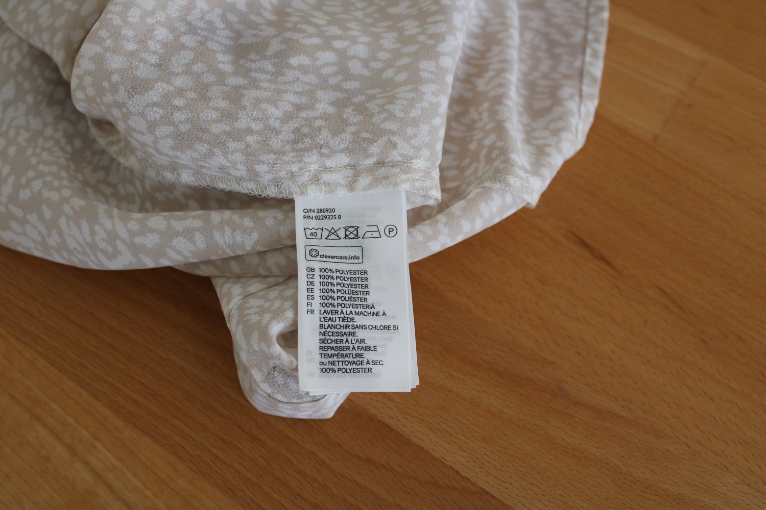 Schlichte, gesprenkelte H&M Damen Langarm Bluse in beige und weiß Gr. XS S