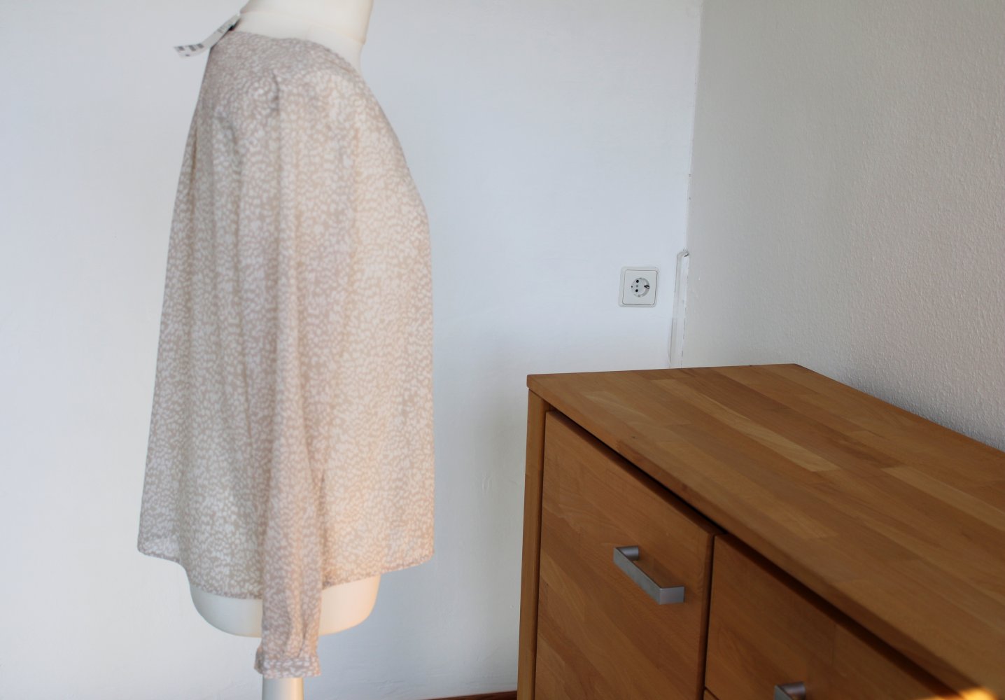 Schlichte, gesprenkelte H&M Damen Langarm Bluse in beige und weiß Gr. XS S