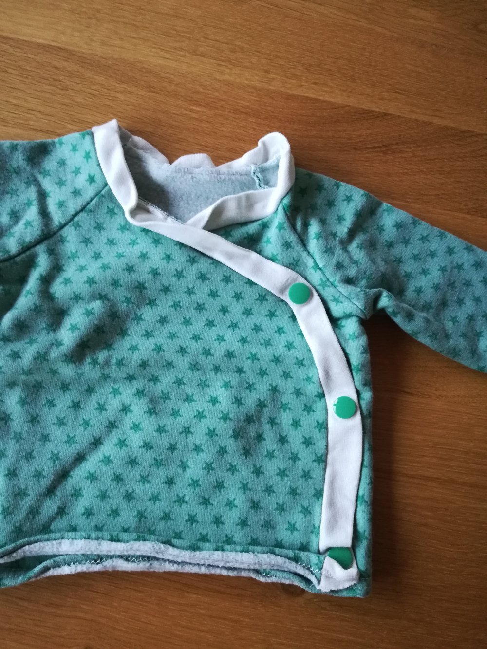 Selbst genähtes Baby Oberteil Langarm Pullover Gr. 68 grün