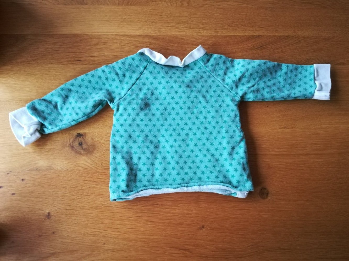 Selbst genähtes Baby Oberteil Langarm Pullover Gr. 68 grün