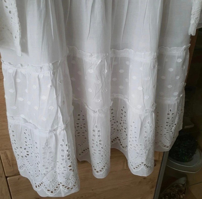 Neues Sommerkleid in weiß mit Strickerei S M