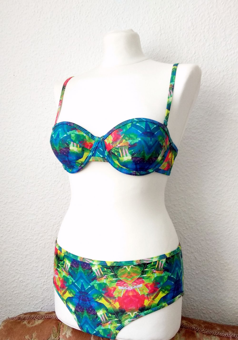 Tropical Pinup Neopren Bikini Gr. M 70C 70D 75C Technoelfe trägerlos Balconette Dollskill y2k bratz 60er