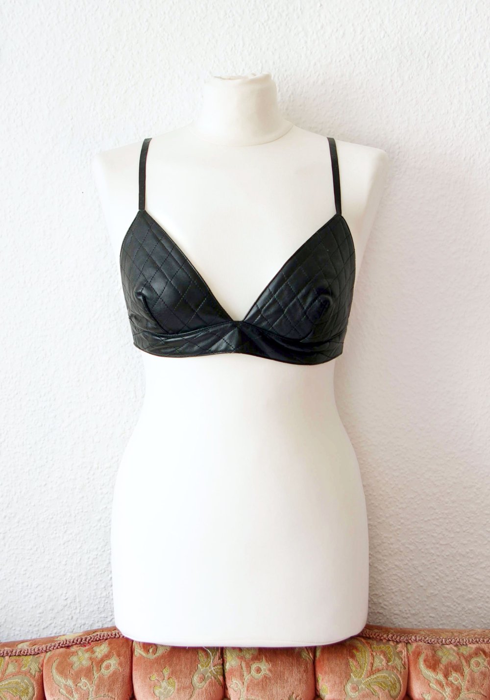 Schwarzes Nasty Gal Kunstleder Bralet Crop Top Gr. M S Berghain Technobarbie Festival y2k