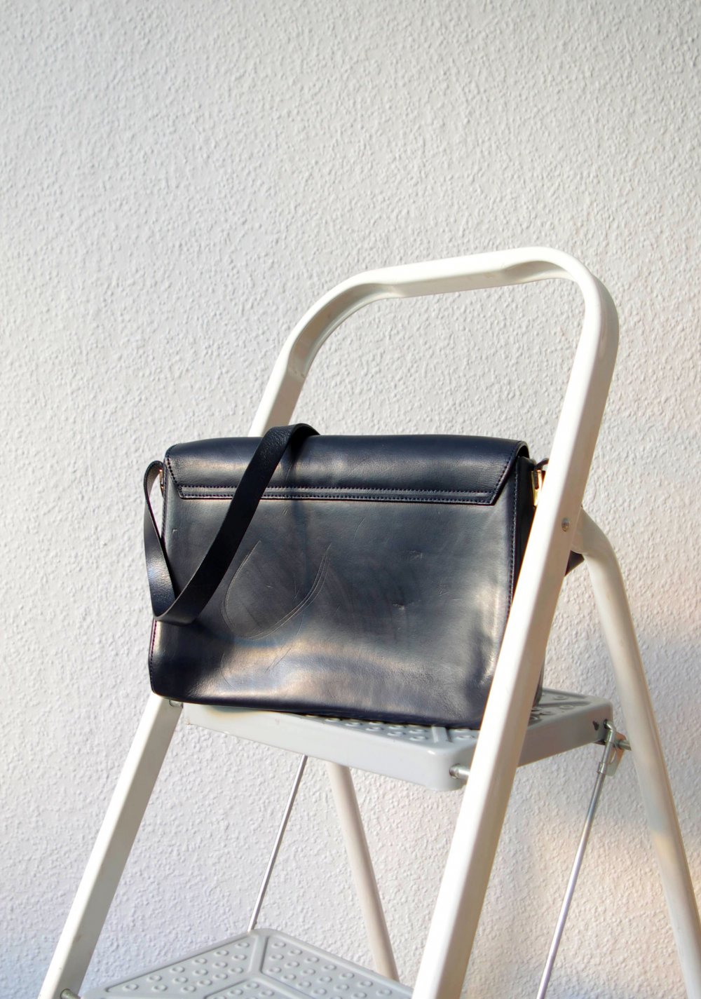 Zeitlose dunkelblaue Vintage Handtasche 90er Kunstleder Magnetverschluss Schulterriemen