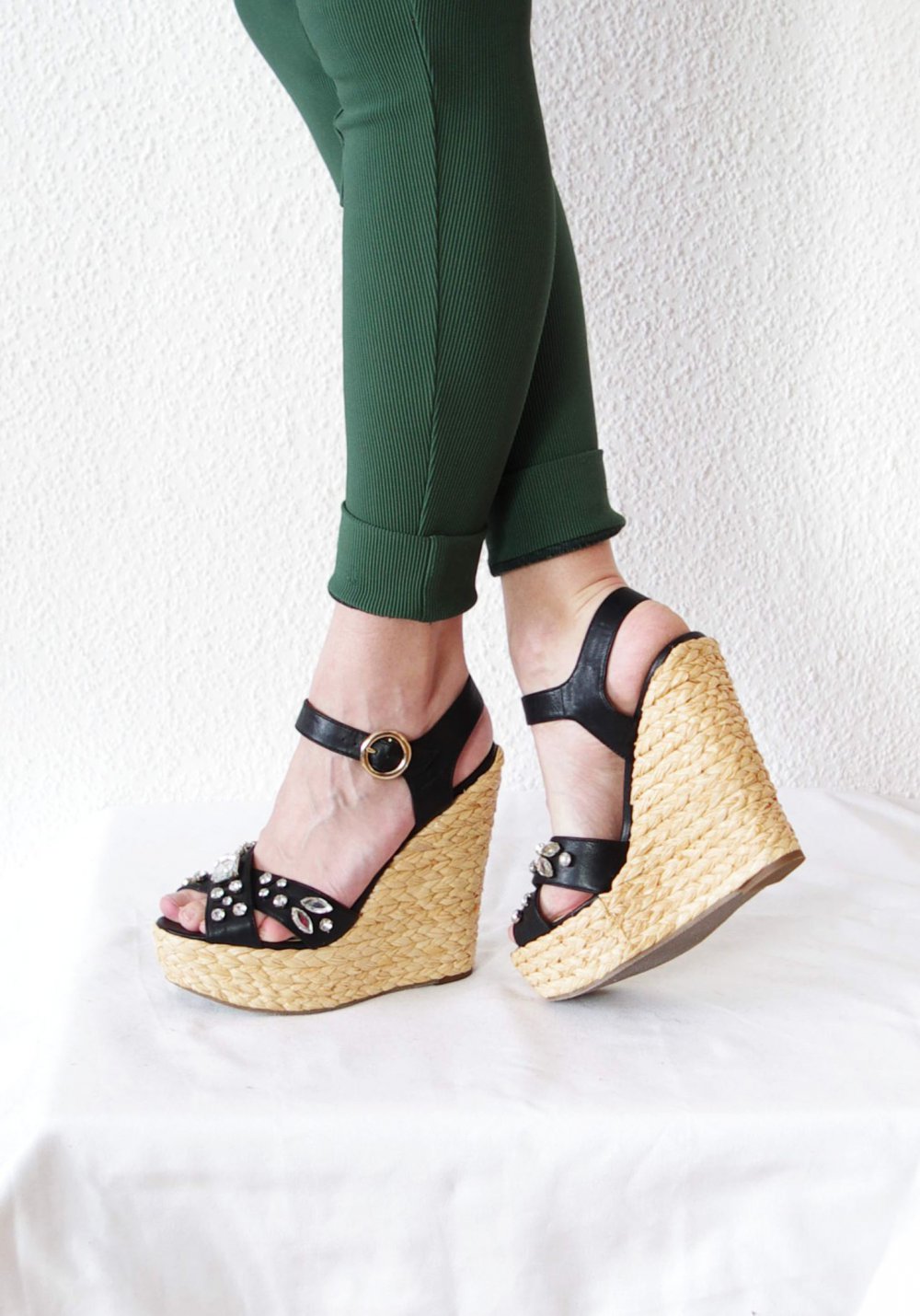 Auffällige Kurt Geiger Wedge High Heels Gr. 40 Bast vegan Leder strass retro Keilabsatz Sandalen