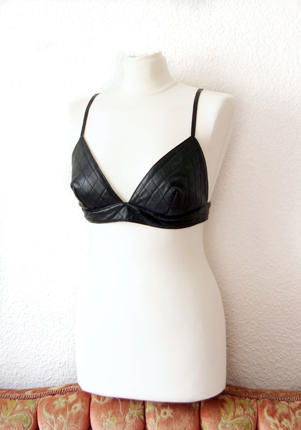 Schwarzes Nasty Gal Kunstleder Bralet Crop Top Gr. M S Berghain Technobarbie Festival y2k