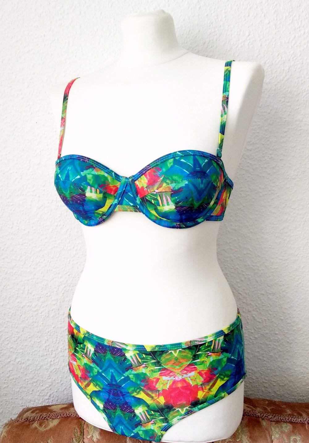 Tropical Pinup Neopren Bikini Gr. M 70C 70D 75C Technoelfe trägerlos Balconette Dollskill y2k bratz 60er