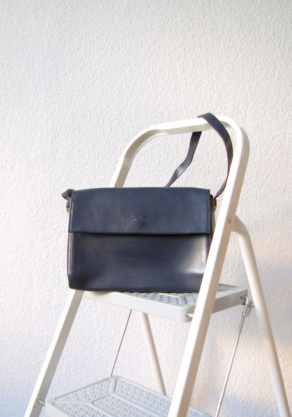 Zeitlose dunkelblaue Vintage Handtasche 90er Kunstleder Magnetverschluss Schulterriemen