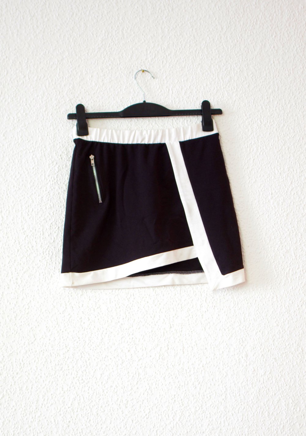 Ausgefallener retro Minirock Gr. M 38 40 asymmetrisch schwarz weiß Kontrastsaum Pencilskirt