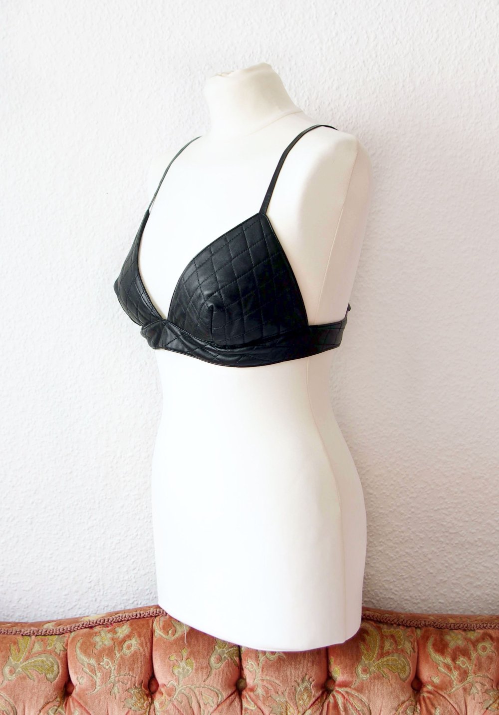 Schwarzes Nasty Gal Kunstleder Bralet Crop Top Gr. M S Berghain Technobarbie Festival y2k