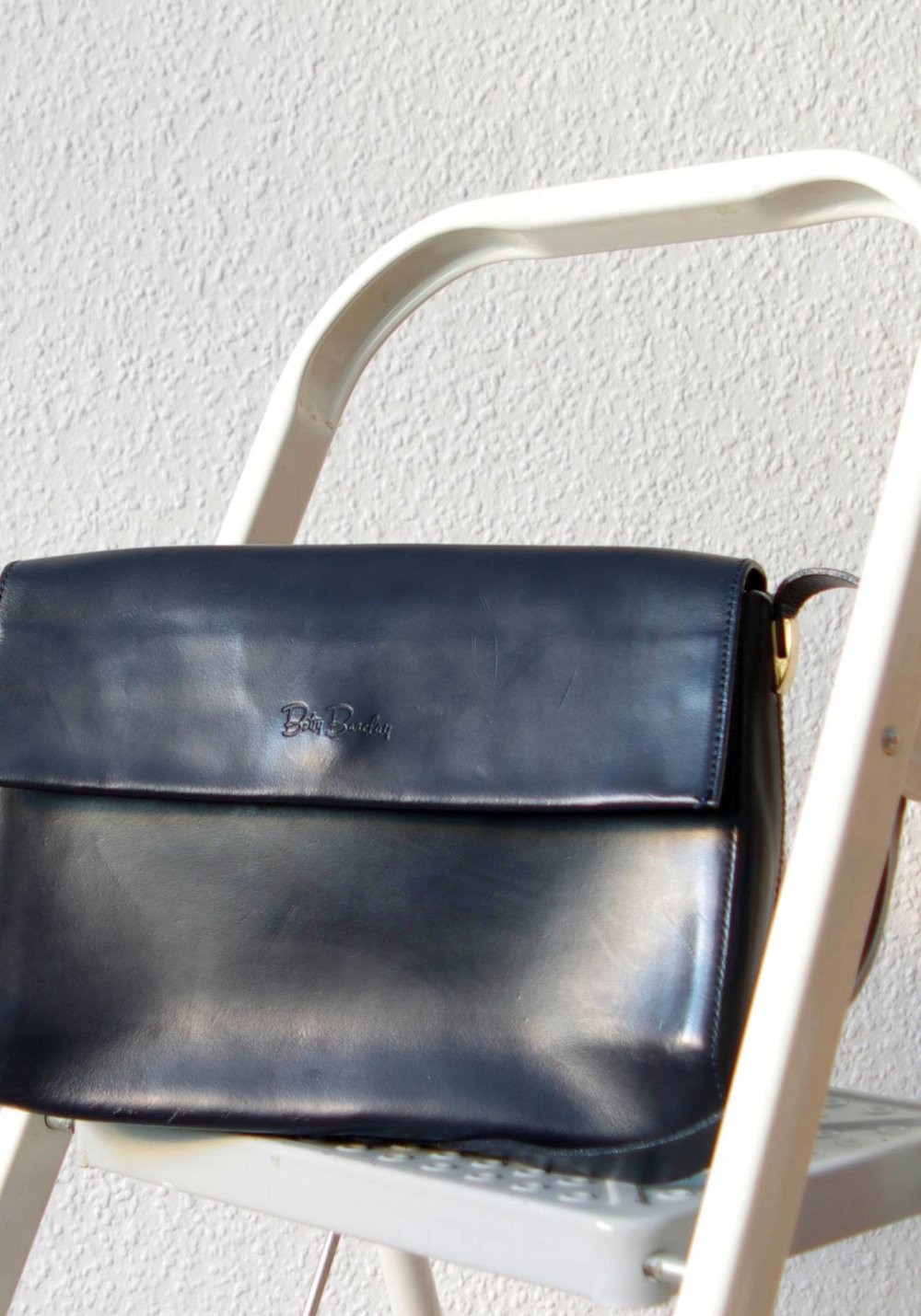 Zeitlose dunkelblaue Vintage Handtasche 90er Kunstleder Magnetverschluss Schulterriemen