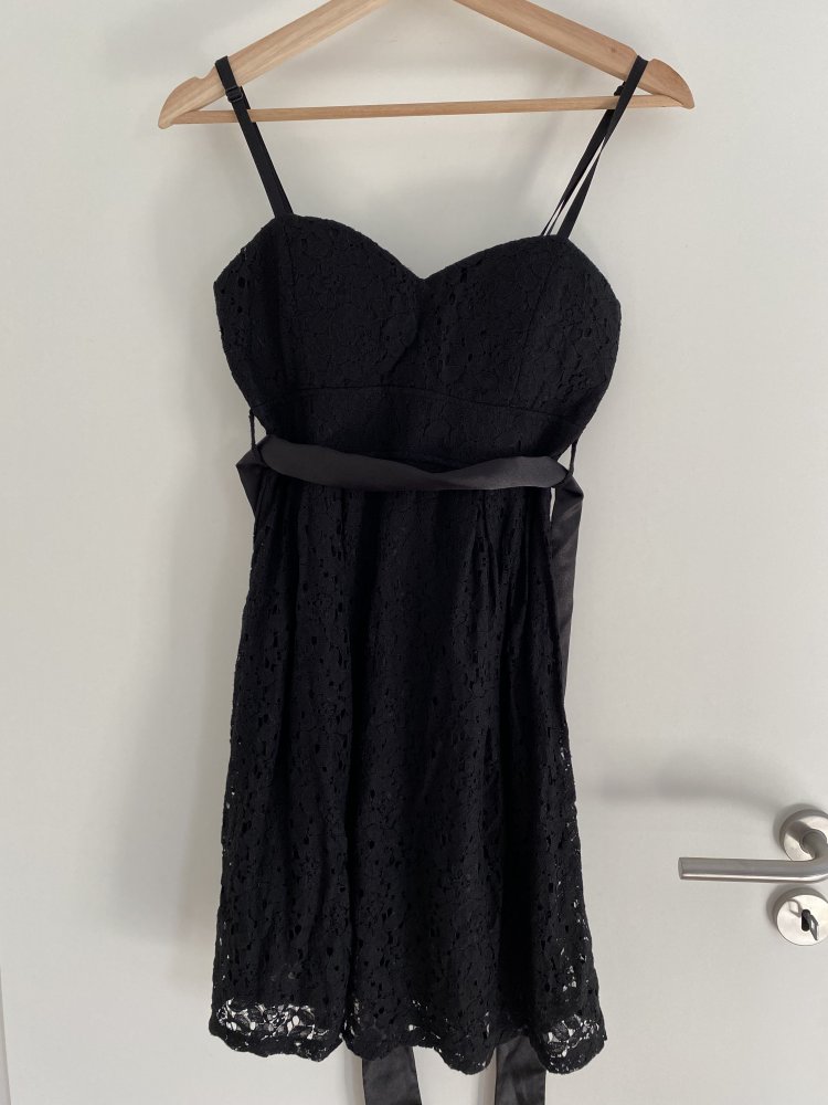 Schwarzes Spitzenkleid